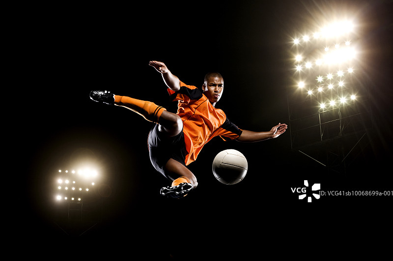 踢足球的男子图片素材