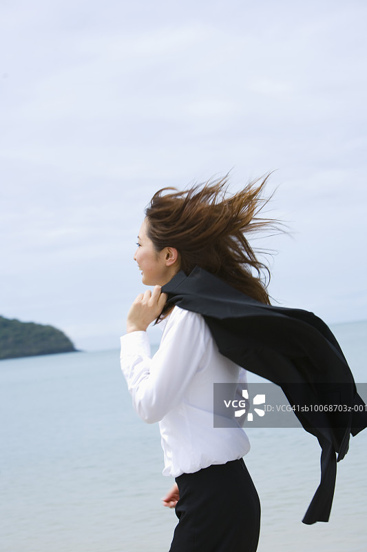 海边秀发的年轻女人图片素材