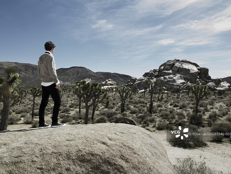 美国加利福尼亚州伊迪尔野生，男子观赏岩石景观（背影）图片素材