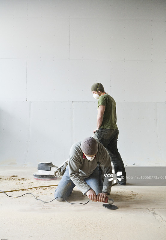 两名男子打磨地板图片素材