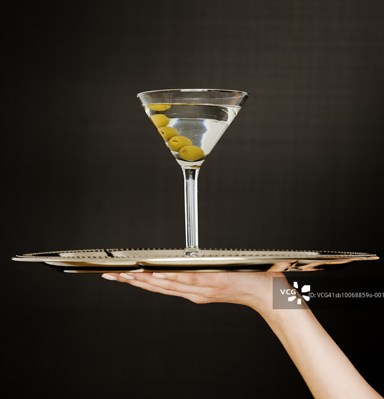 女人手持马提尼酒杯特写图片素材