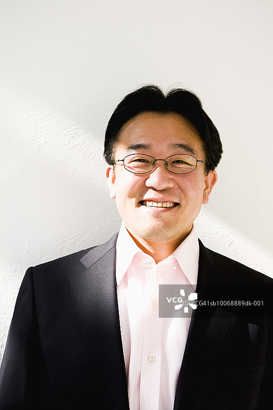 微笑的中年男子工作室写真图片素材