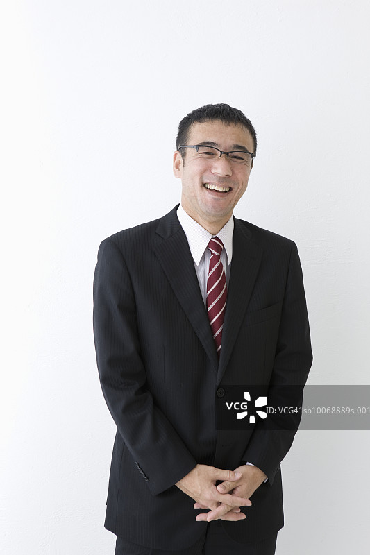 工作室人像：欢笑的中年商人图片素材
