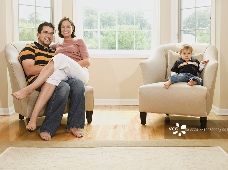 夫妻与2-3岁儿子居家肖像图片素材