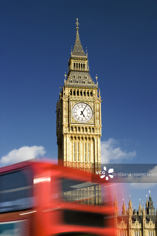 英国伦敦：钟楼和红色巴士在模糊的运动中图片素材