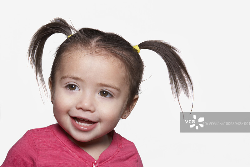 微笑的婴儿女孩（18-23个月）图片素材