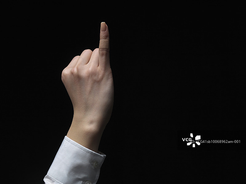 女人向上指，手的特写图片素材