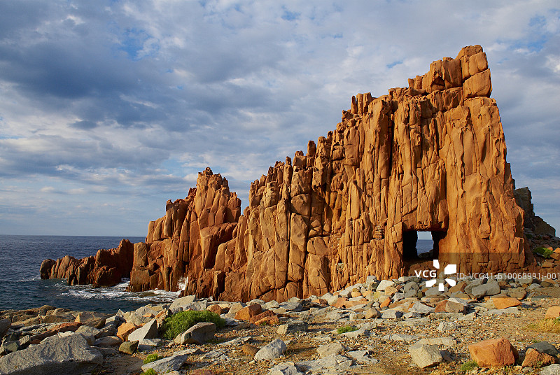 意大利撒丁岛阿尔巴塔克斯红岩图片素材