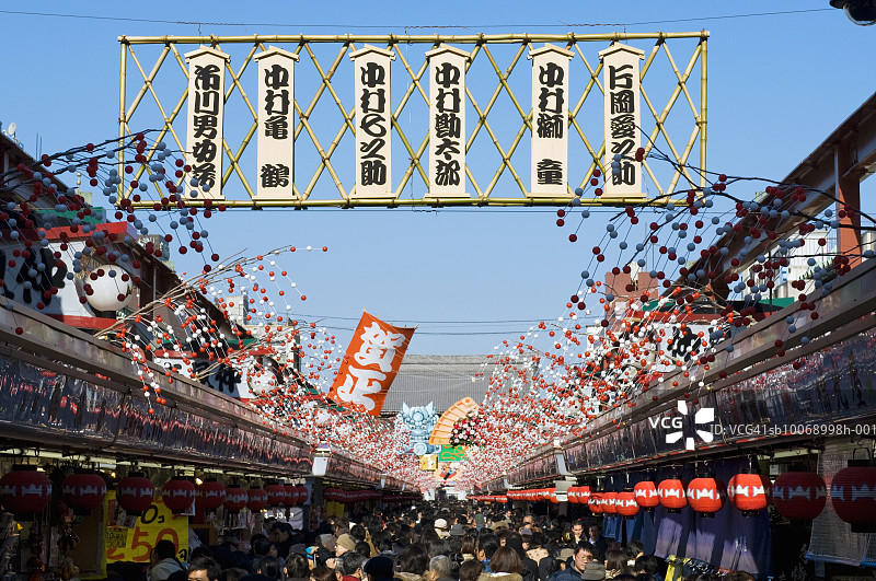 日本本州岛东京浅草仲见世商业街至浅草寺的新年装饰图片素材