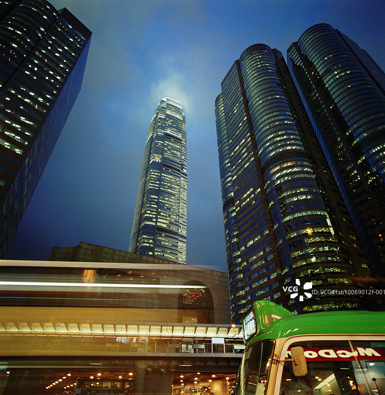 中国香港高层写字楼及街景（低角度，动态模糊）图片素材