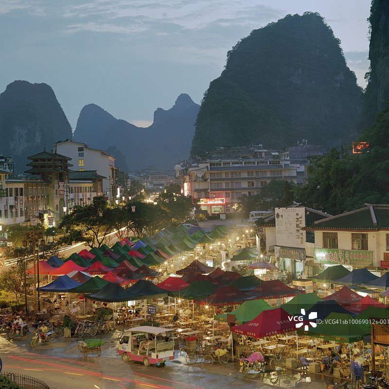 中国广西壮族自治区桂林阳寿市，阳寿夜市小吃摊限制，地势较高图片素材