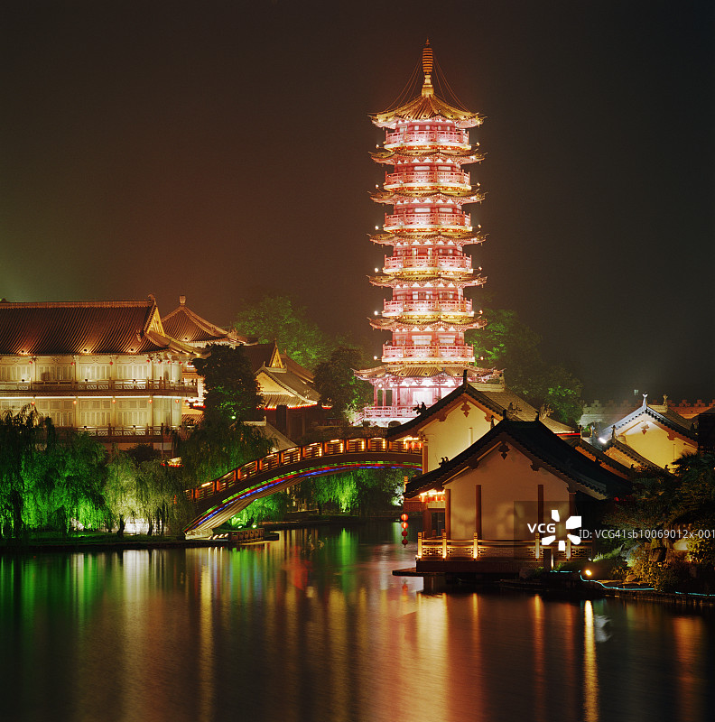 中国广西桂林榕湖金塔夜景图片素材