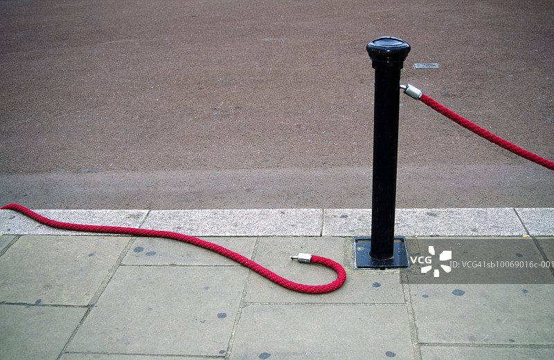 地面上卷曲的松开的安全绳图片素材