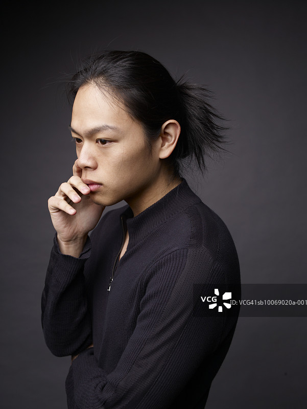 扎马尾的男人特写图片素材