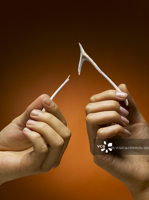 男女手掰幸运骨图片素材