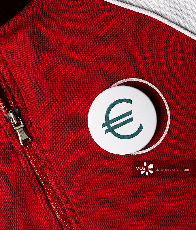 运动衫上的欧元符号按钮特写图片素材