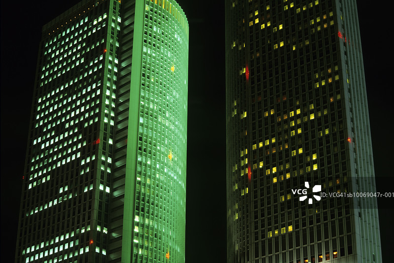 日本名古屋夜间灯光璀璨的摩天大楼图片素材