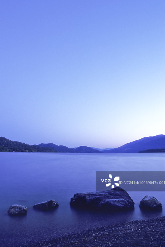 美国蒙大拿州怀特fish市黎明时分的怀特fish湖图片素材