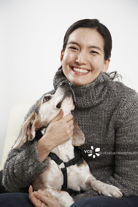 拥抱狗的女人肖像图片素材