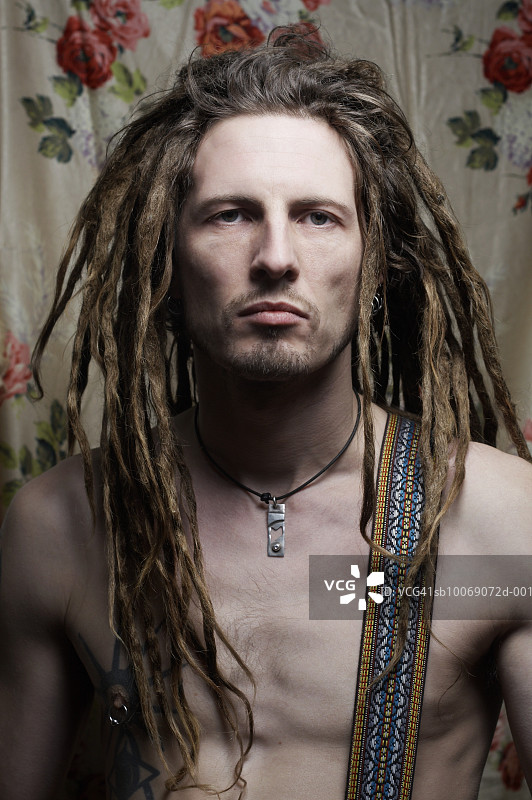 留着脏辫的裸胸男人特写肖像图片素材