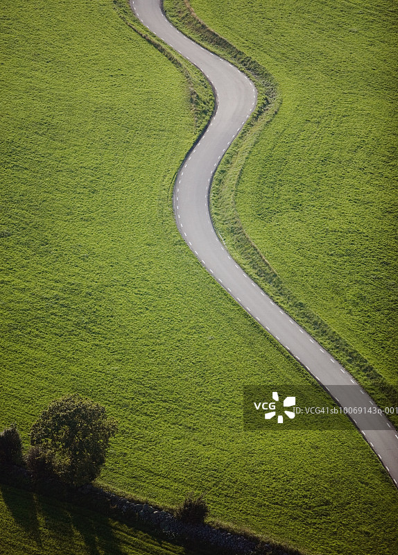 蜿蜒的乡村道路，鸟瞰图图片素材