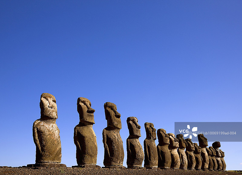 复活节岛阿胡通加里基古代摩艾石像群图片素材