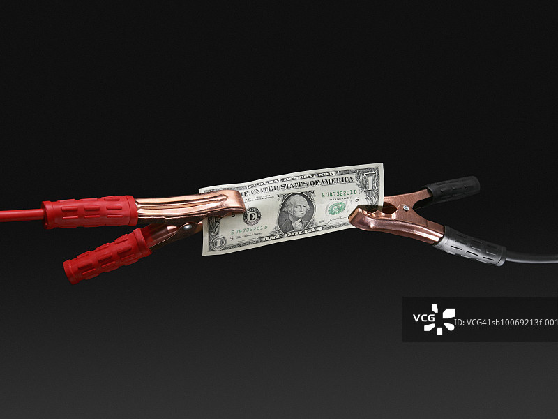 连接着跨接电缆的美国一百美元钞票特写图片素材