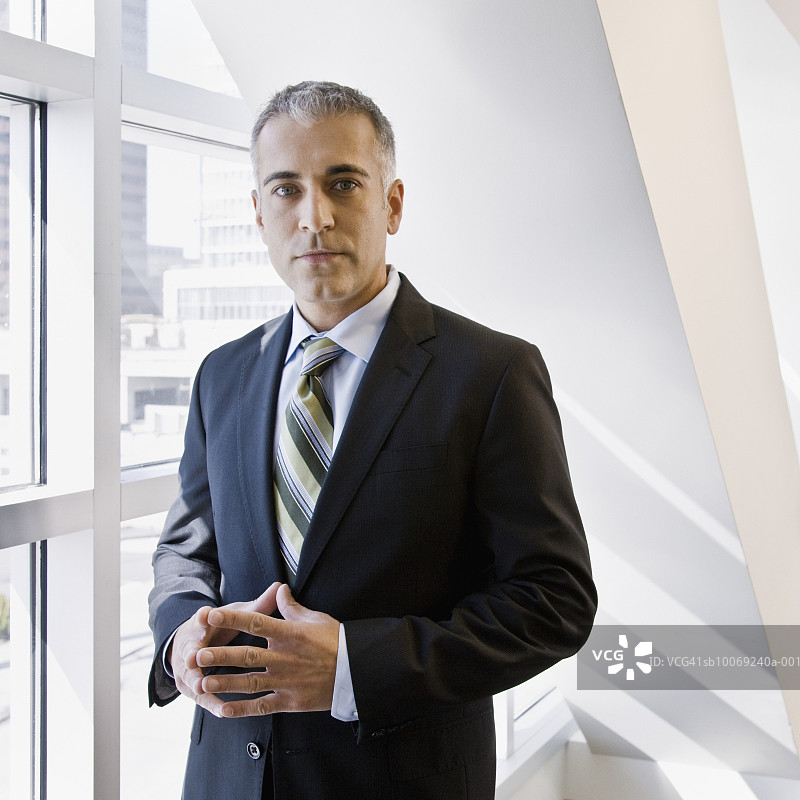 商务人士站在窗边肖像图片素材
