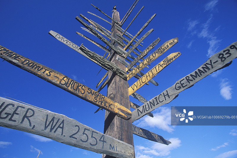 美国阿拉斯加州1号公路上的指示牌图片素材