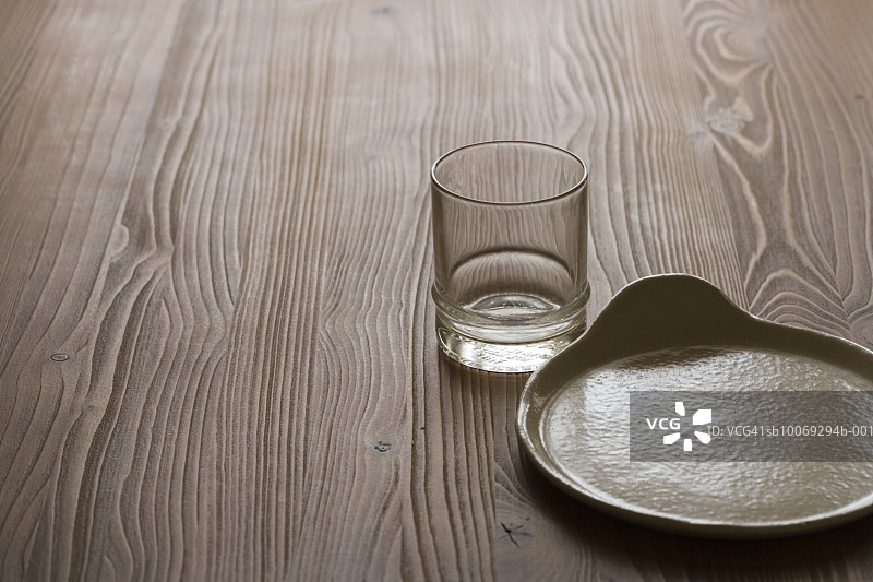 桌面上的玻璃杯和盘子摄影棚视角图片素材
