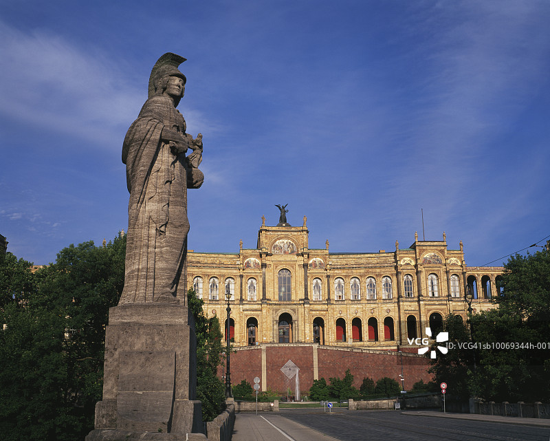 德国巴伐利亚慕尼黑马克西米利安纪念馆和马克西米利安桥雕像图片素材