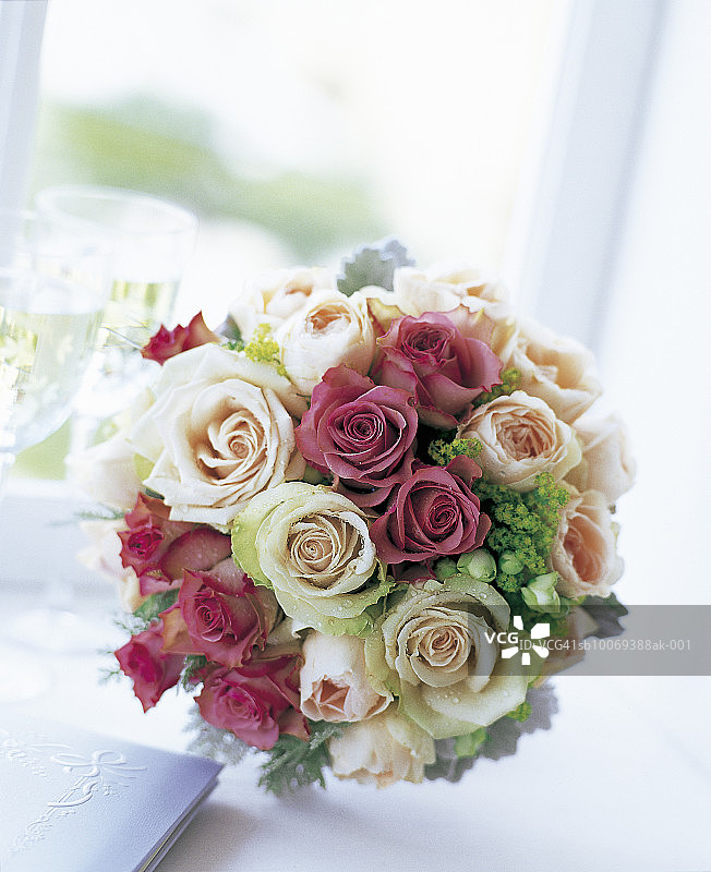 玫瑰满天星银叶菊新娘草圆形花束图片素材