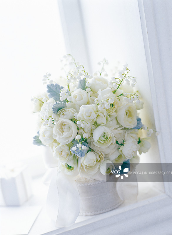 窗边的白色丝带花束图片素材