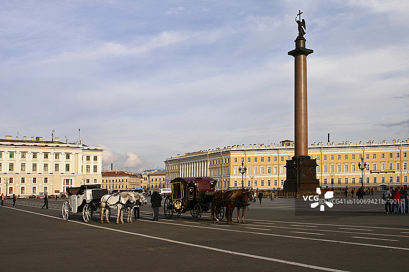 俄罗斯圣彼得堡冬宫广场亚历山大柱图片素材