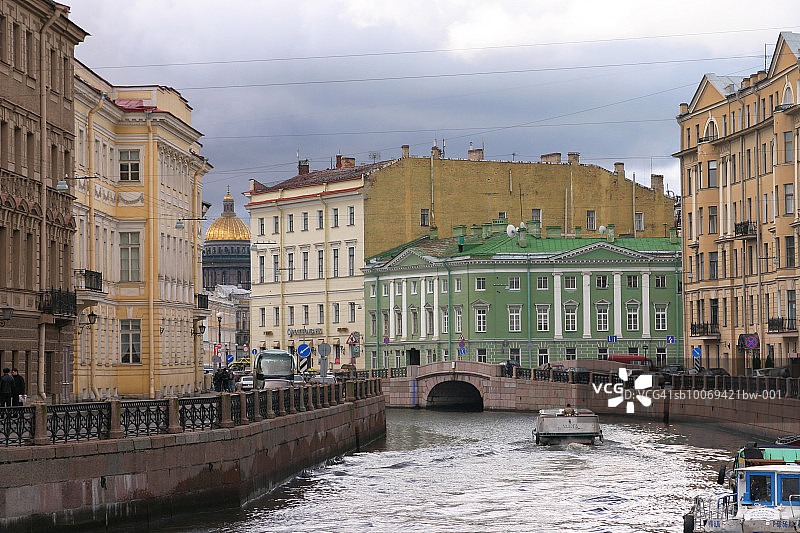 俄罗斯圣彼得堡莫伊卡河上的船只图片素材