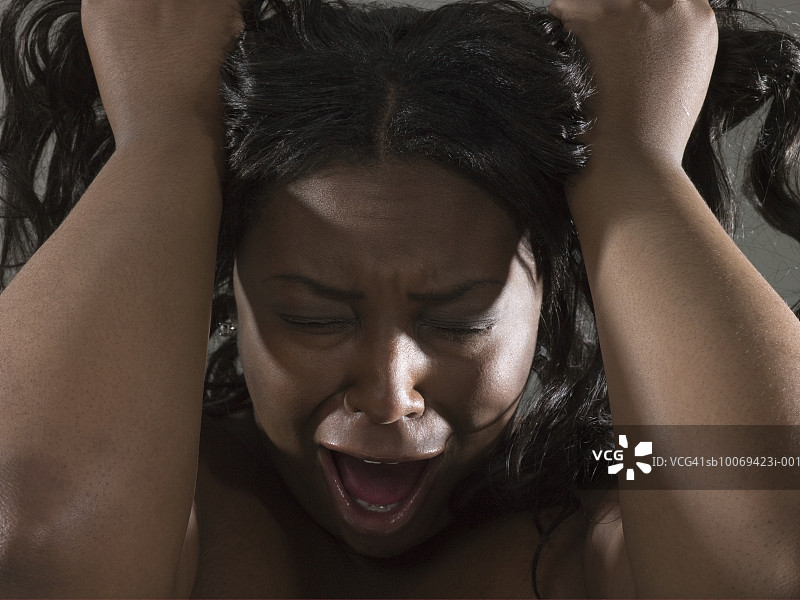 尖叫并抓住头发的妇女特写图片素材