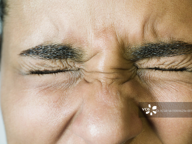 年轻女子眨眼特写图片素材