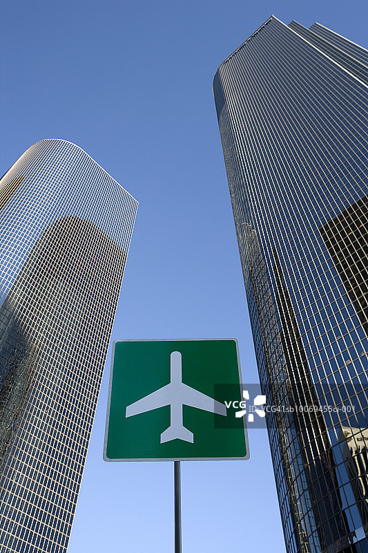 美国加利福尼亚州洛杉矶：摩天大楼之间的机场标志，低角度视角图片素材