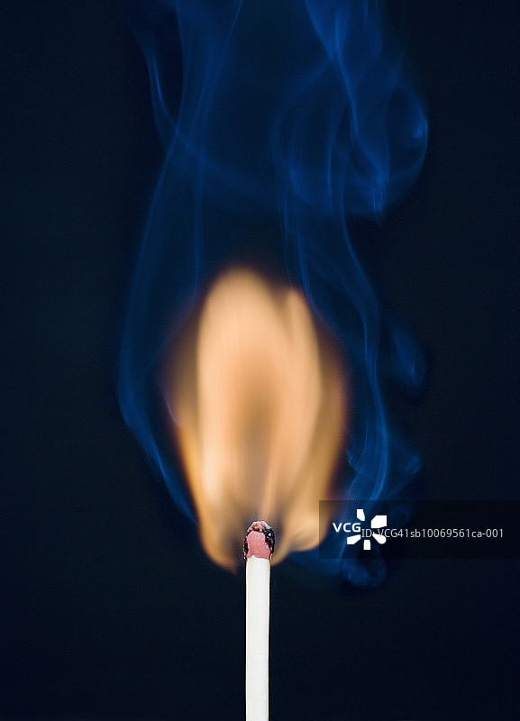 燃烧的火柴特写图片素材