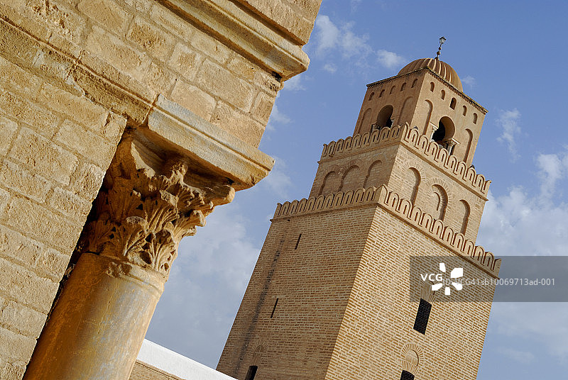 突尼斯凯鲁万西迪奥克巴清真寺的尖塔仰视图片素材