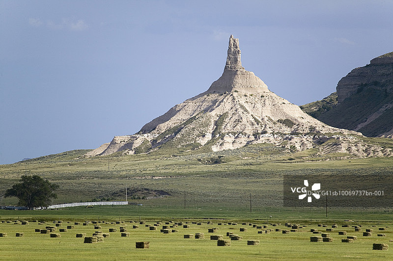 美国内布拉斯加州：烟囱岩国家历史遗址前的干草捆图片素材