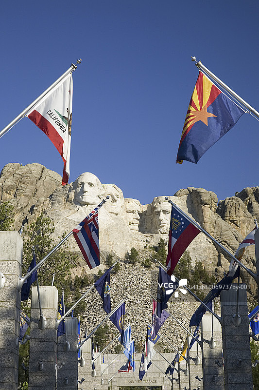 美国南达科他州拉什莫尔山国家纪念公园，州旗林立图片素材