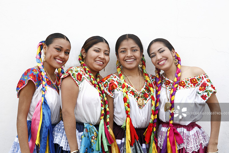 墨西哥瓦哈卡州伊斯莫身穿传统服装的妇女合影图片素材