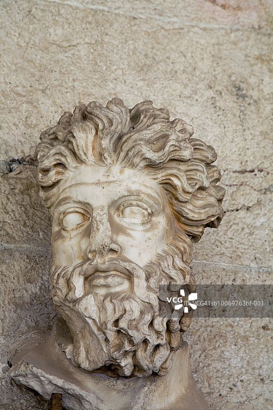 希腊雅典：阿塔罗斯柱廊内的半身像图片素材