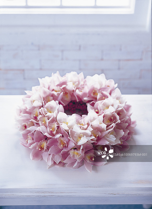 蕙兰与胡椒莓白色桌面窗边花环图片素材