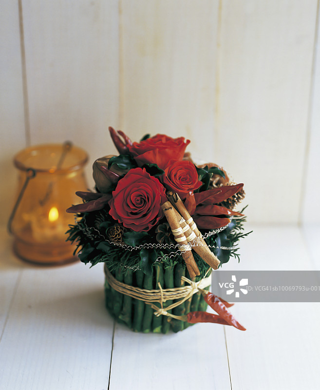 玫瑰与辣椒：绿色花瓶插花图片素材