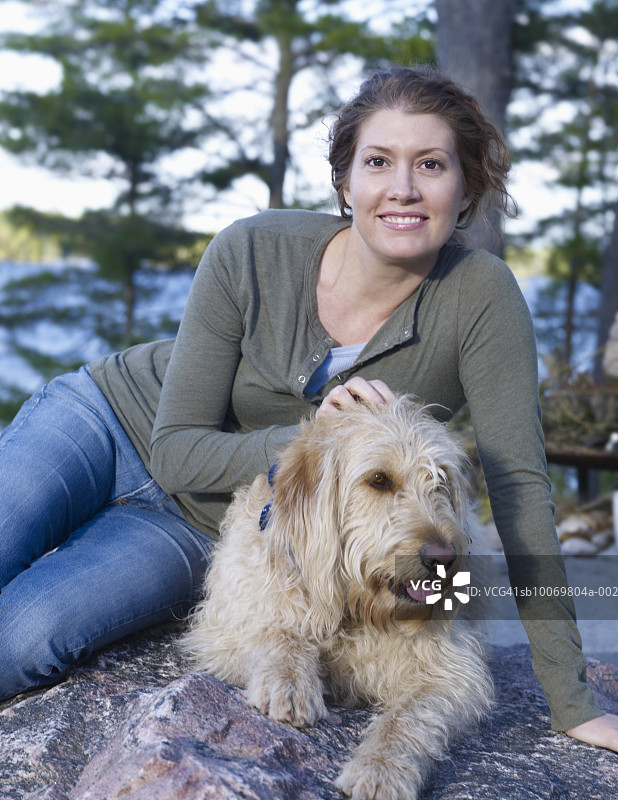 户外与拉布拉多犬的中年妇女肖像图片素材