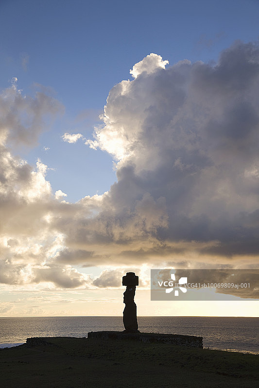 智利复活节岛Ahu Tahai黄昏时的摩艾石像图片素材