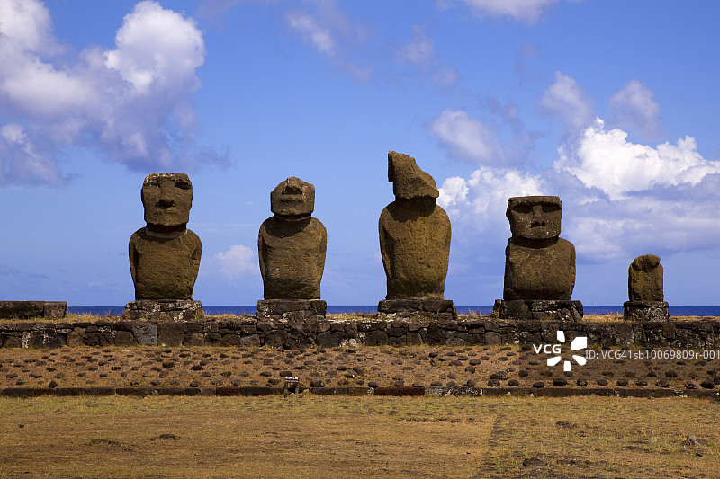 智利复活节岛阿胡塔海：一排莫埃雕像图片素材