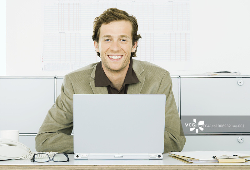 办公桌后的年轻男职员肖像图片素材